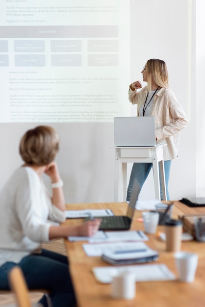 Foto gratuita mujeres de tiro medio en reunión de negocios