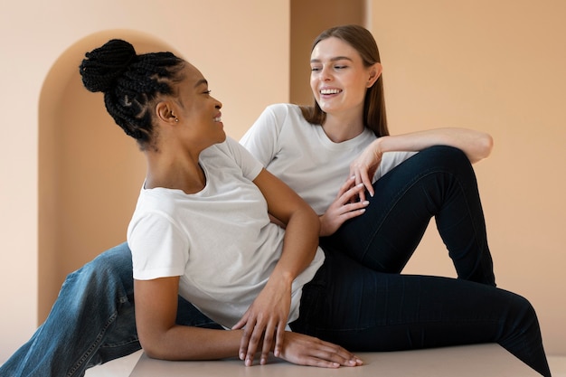 Foto gratuita mujeres de tiro medio riendo juntos