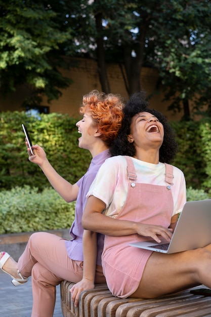 Mujeres de tiro medio riendo