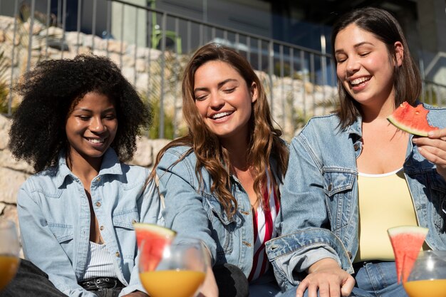 Mujeres de tiro medio con sandía