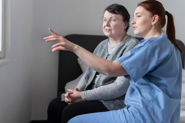 Mujeres de tiro medio sentadas juntas