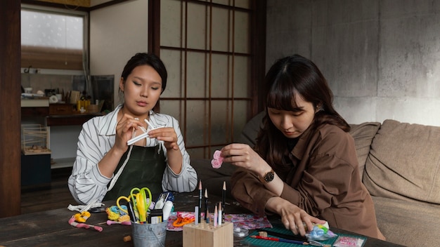 Mujeres de tiro medio siendo creativas