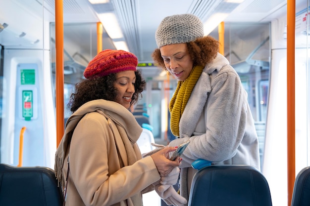 Mujeres de tiro medio con smartphone