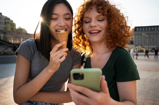 Foto gratuita mujeres de tiro medio con teléfono