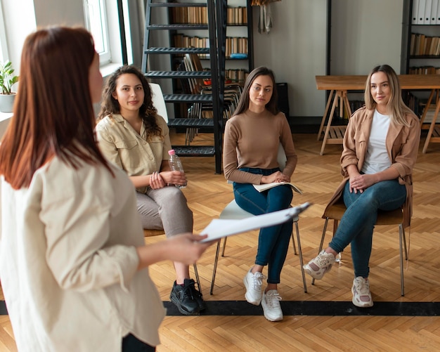 Mujeres de tiro medio en terapia