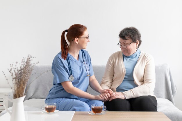 Mujeres de tiro medio tomados de la mano