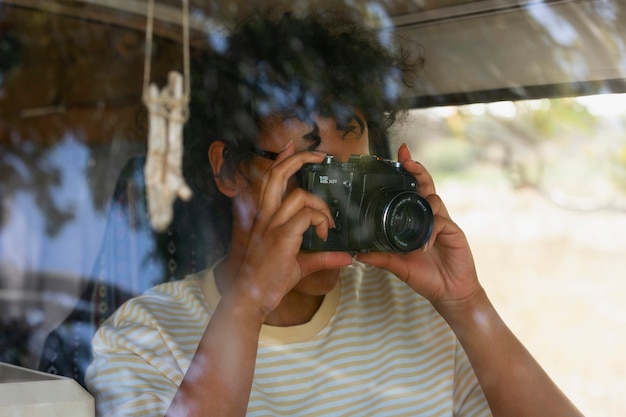 Foto gratuita mujeres de tiro medio tomando fotos con cámara.