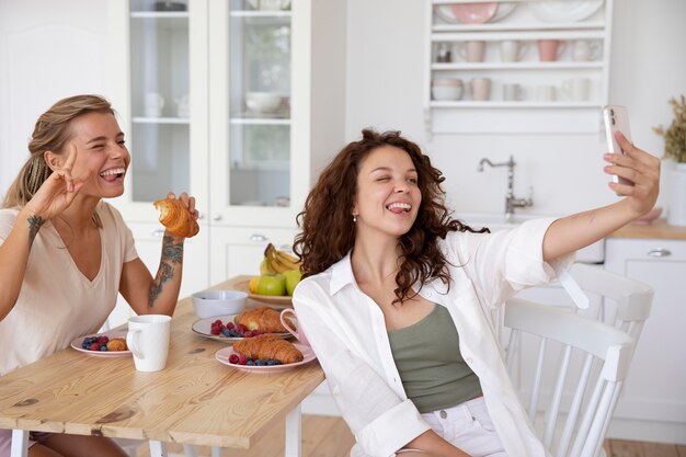 Mujeres de tiro medio tomando selfie