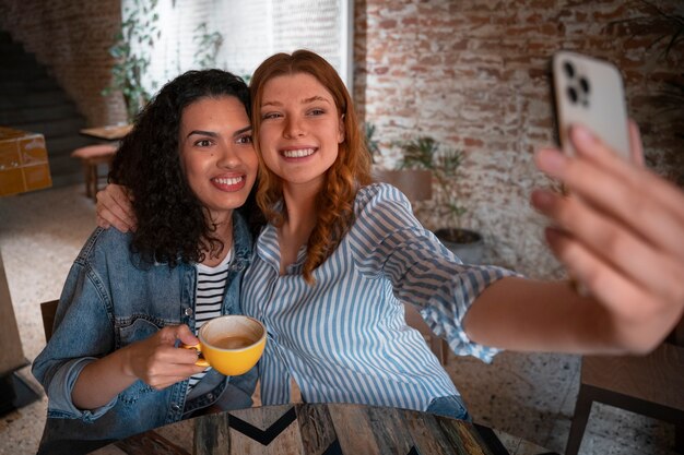 Mujeres de tiro medio tomando selfie