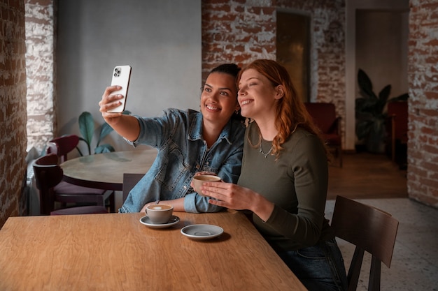 Foto gratuita mujeres de tiro medio tomando selfie