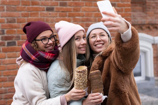 Mujeres de tiro medio tomando selfies