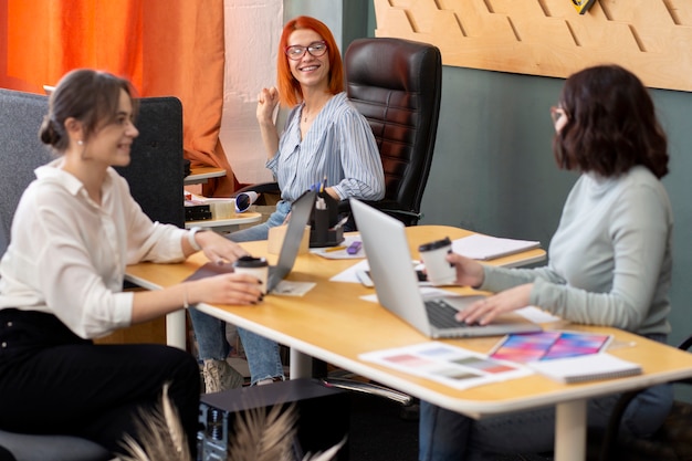 Mujeres de tiro medio trabajando juntas