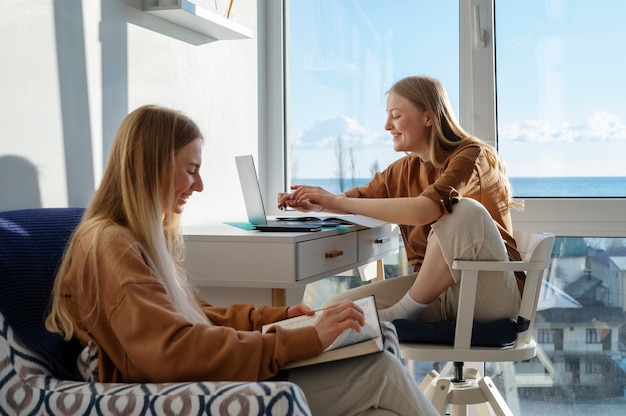 Mujeres de tiro medio trabajando juntas