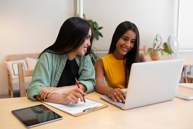 Mujeres de tiro medio trabajando juntas