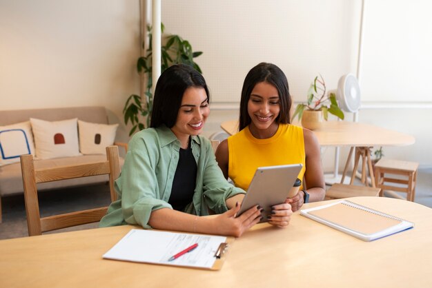 Mujeres de tiro medio trabajando juntas