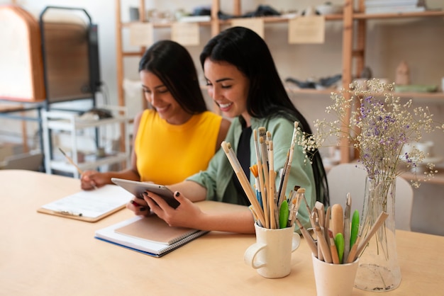 Foto gratuita mujeres de tiro medio trabajando juntas