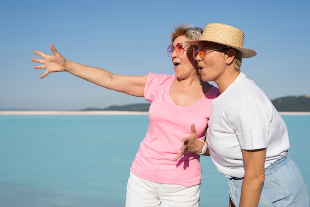 Mujeres de tiro medio en vacaciones