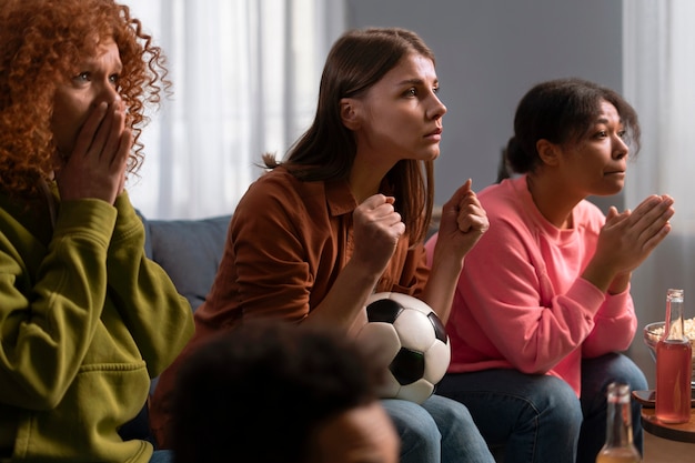 Foto gratuita mujeres de tiro medio viendo deportes