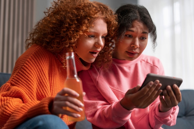 Mujeres de tiro medio viendo deportes