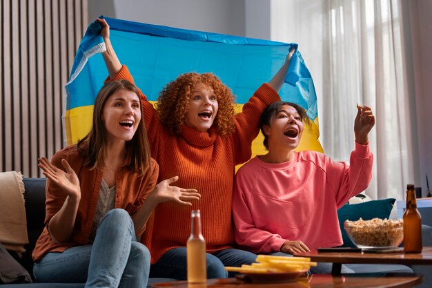 Mujeres de tiro medio viendo deportes