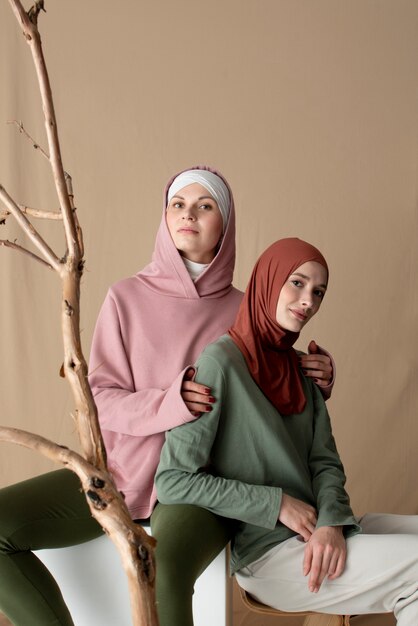Mujeres de tiro medio vistiendo hijab