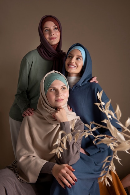 Foto gratuita mujeres de tiro medio vistiendo hijab