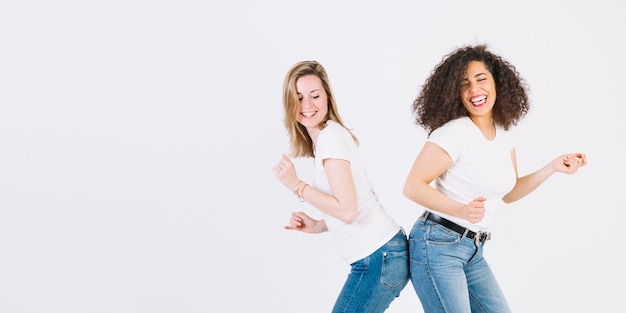 Mujeres tocando las nalgas mientras bailan