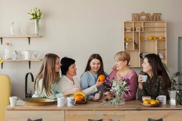 Mujeres de todas las edades comiendo fruta.