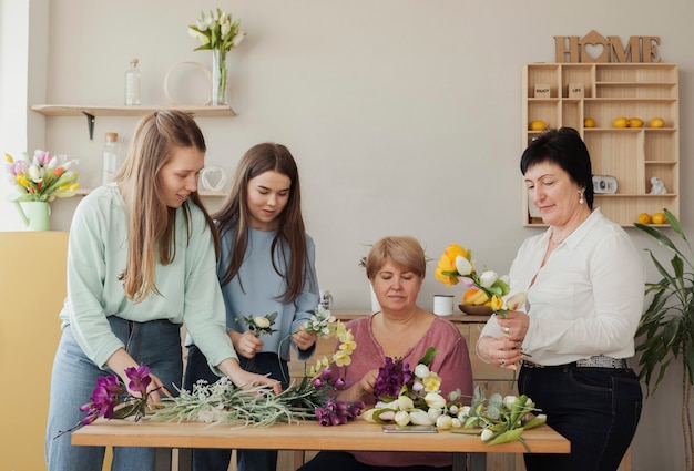 Mujeres de todas las edades y flores de primavera.