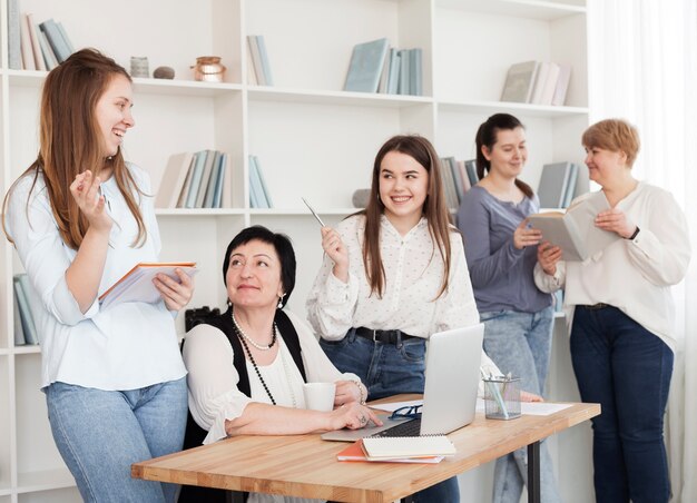 Mujeres de todas las edades hablando entre ellas.