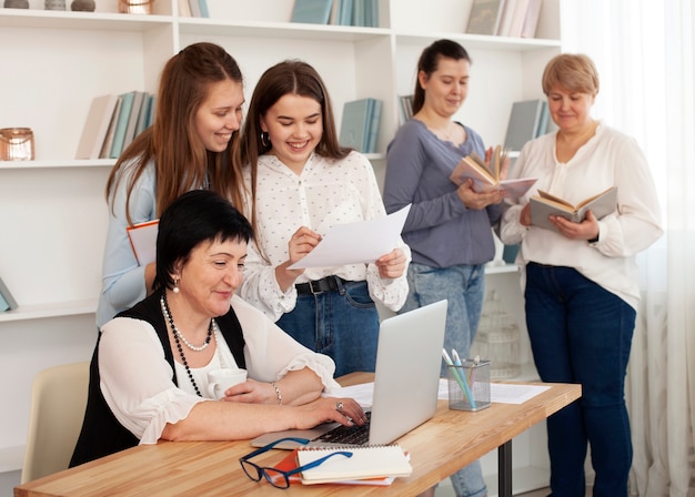 Mujeres de todas las edades haciendo actividades.