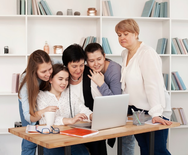 Mujeres de todas las edades mirando una computadora portátil