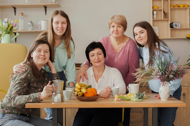 Mujeres de todas las edades que pasan tiempo juntas