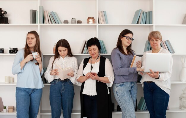 Mujeres de todas las edades que realizan actividades en el interior.