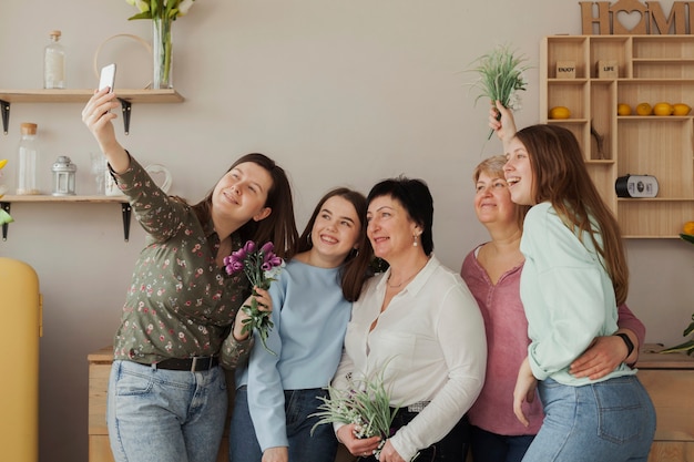 Mujeres de todas las edades que se toman una foto