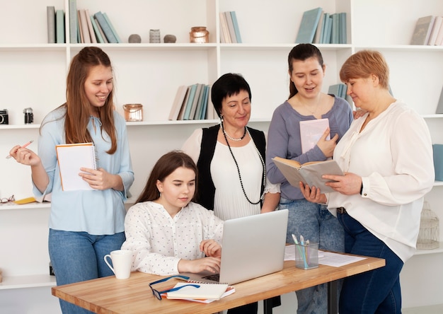 Mujeres de todas las edades que usan la computadora portátil