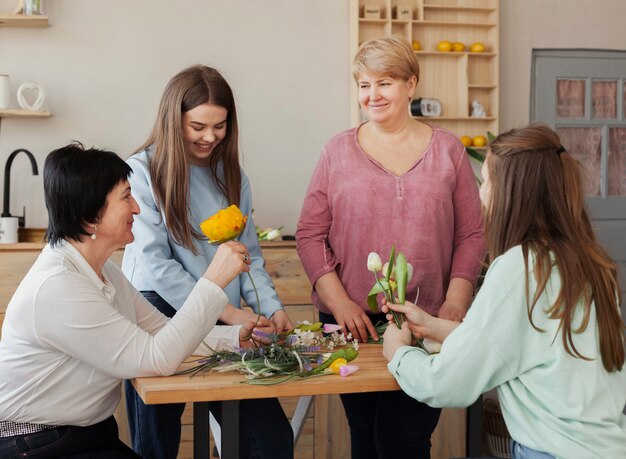 Mujeres de todas las edades sentadas alrededor de la mesa.