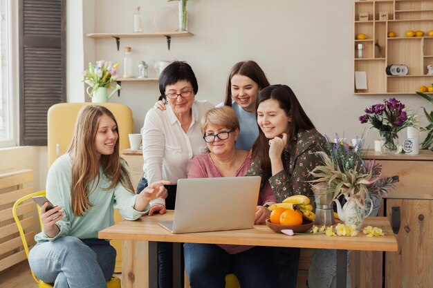 Mujeres de todas las edades sentadas en un escritorio de oficina.