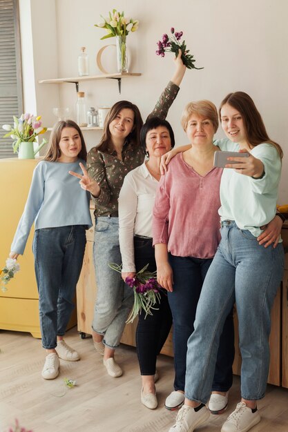 Mujeres de todas las edades sosteniendo flores