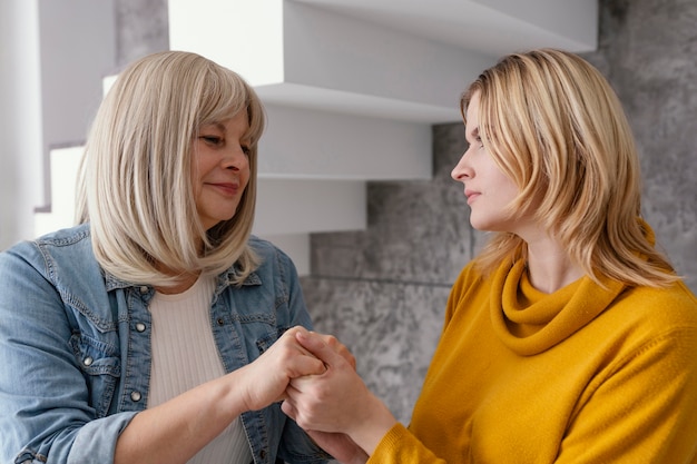 Mujeres tomados de la mano en la sesión de terapia