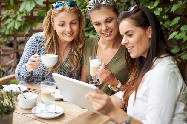 Mujeres tomando un café con amigos