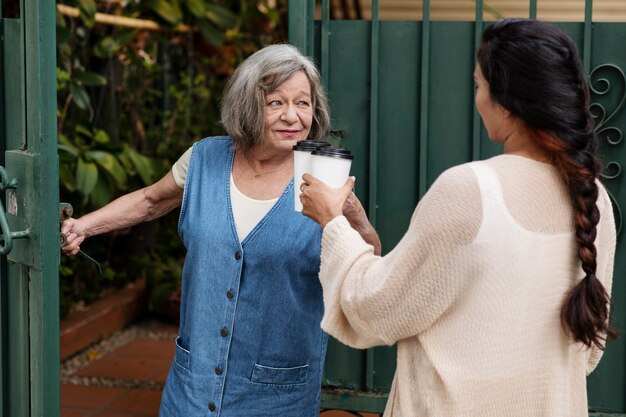 Mujeres tomando café juntas