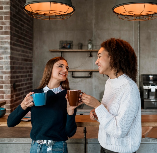 Mujeres tomando café durante una reunión