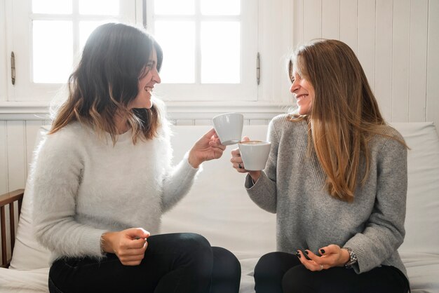 Mujeres tomando café en el sofá