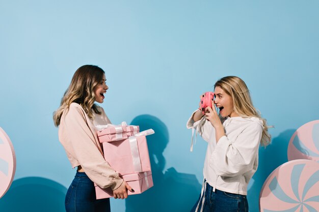 mujeres tomando fotos en la fiesta