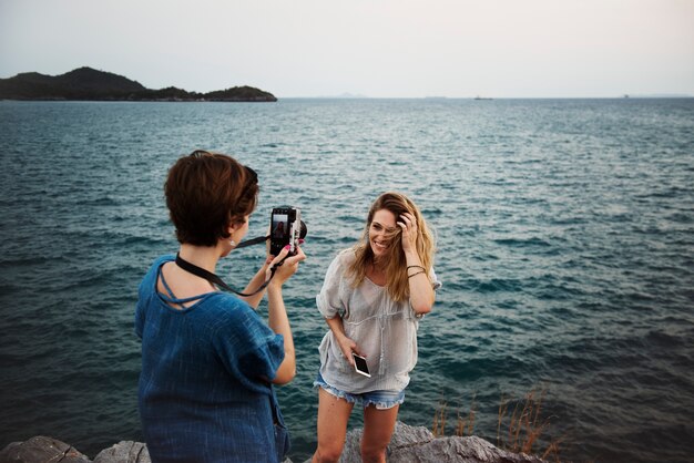 Mujeres tomando fotos a orilla del mar