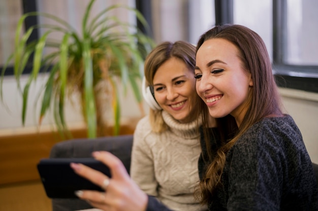 Mujeres tomando selfie con auriculares