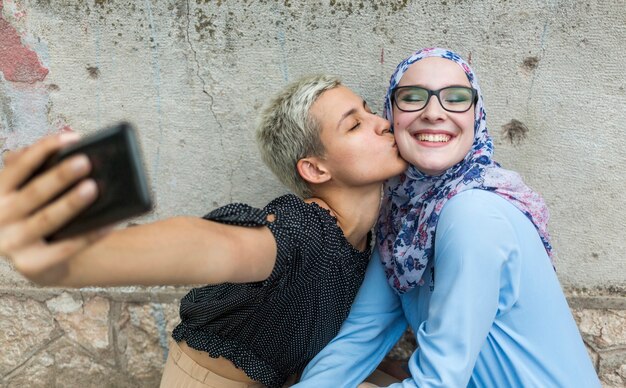 Mujeres tomando una selfie juntas