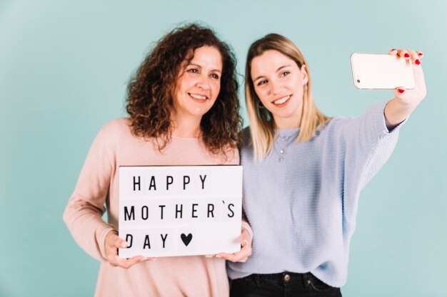 Mujeres tomando selfie con saludo del día de la madre