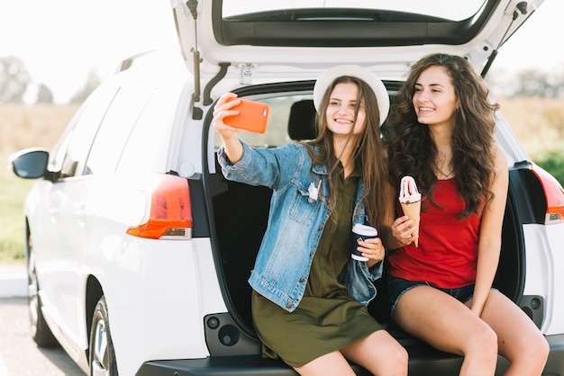 Mujeres tomando selfie en el tronco